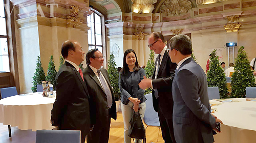 Tổng cục trưởng Nguyễn Văn Tuấn trao đổi với Đại sứ Việt Nam tại Áo, ông Lê Dũng và cựu Đại sứ Áo tại Việt Nam, ông Thomas Loidl